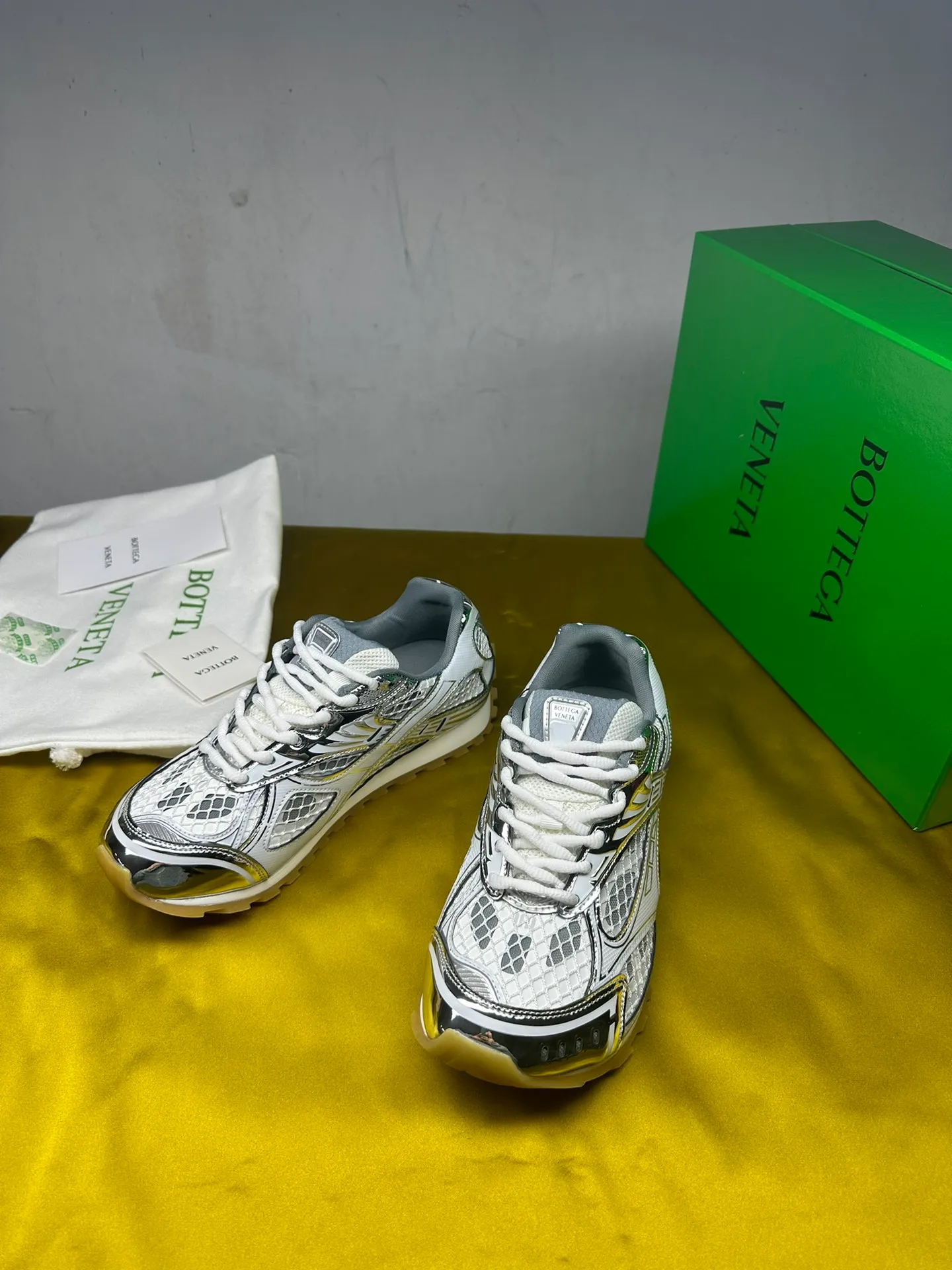 👟👟Ex-factory price 600👟👟 Men's size +10 Real photos 🔥🔥BV Orbit sneakers Wang Yibo's same style couple's dad shoes Runner sneakers, made of lightweight technical mesh fabric. Matched with geometric pattern designed rubber outsole, Wang Zha series high version. Look for the package technology. It is actually a lot taller, but the legs are still slim. Very nice, playable and durable. Matched to the standard💯 Package shoe technology. Look for the high version. The outsole is made of color-blocked TPU outsole. Women's model 35 36 37 38 39 40 41 42 (40 41 42 43 44 45 customized) (Customer logo can be accepted without refund or exchange at a favorable price) Equipped with original packaging